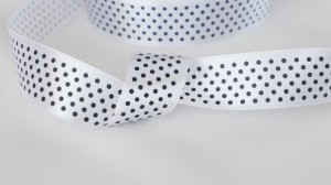 Wstążka satynowa 25 mm - biała w czarne kropki