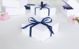 Pudełko 8 x 8 x 3 cm - białe